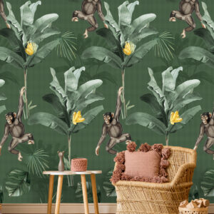 Kinderkamer met jungle fotobehang van Olive&Noah, met een donkergroene achtergrond, grote tropische planten en speelse apen die aan lianen slingeren.